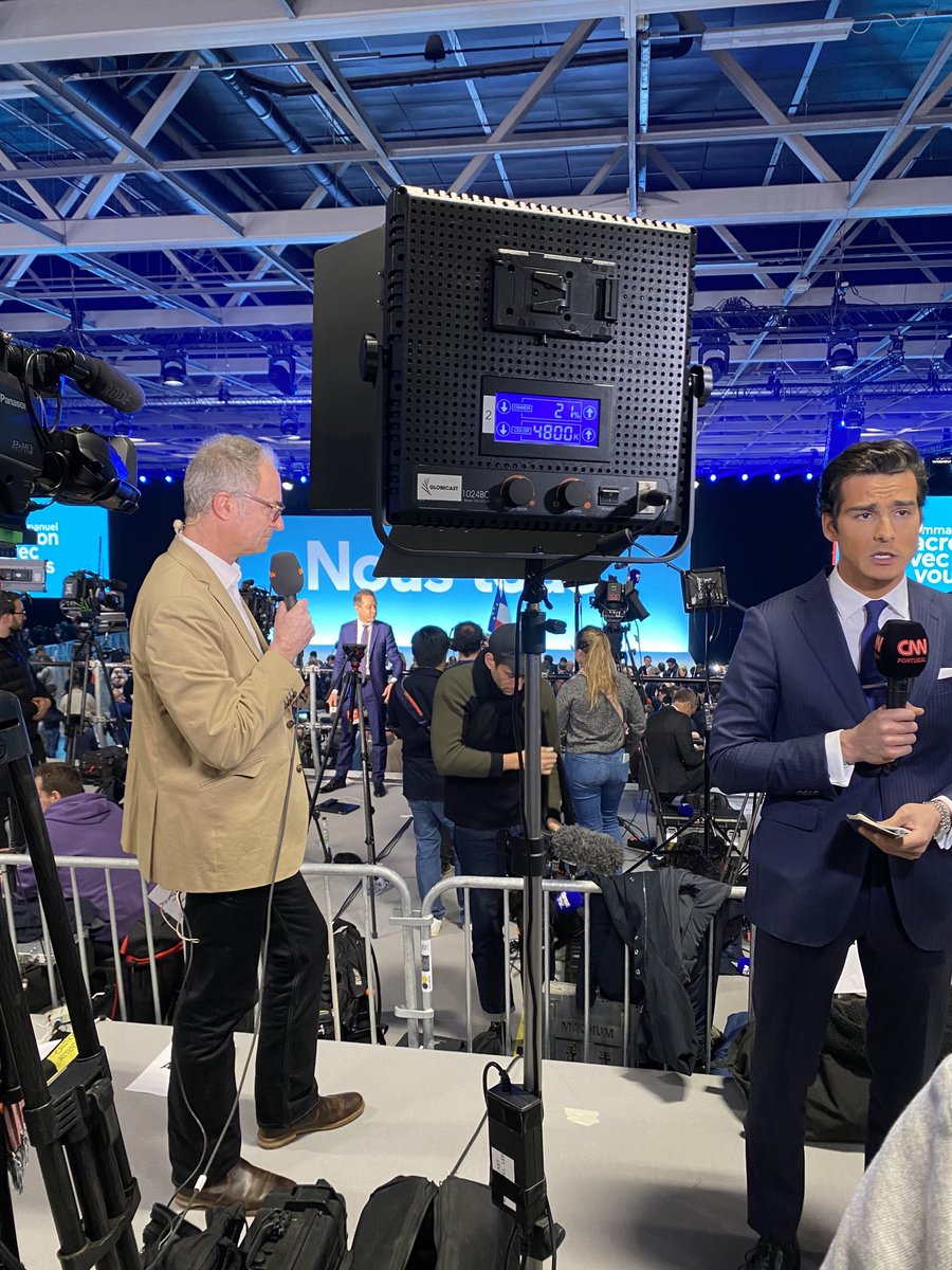 SabineRau's tweet photo. Reporter aus aller Welt im #Macron Wahlparty HQ heute Abend. Es steht Spitz auf Knopf. Die Stimmung hier entsprechend gedämpft. Wir berichten live: #tagesschau ⁦@ARDStudioParis⁩ https://t.co/SgJYg27SmU