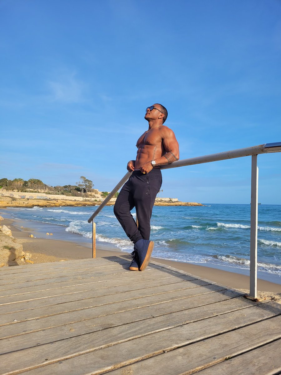 dinamiteparis's tweet photo. Rien de mieux que le soleil 😎 #onlyfans_adult #stripped #abs #gogodancers #bon mec #grosbite https://t.co/f3ShKQEIk4