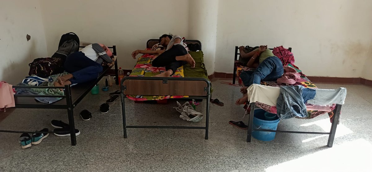 PrabalChauhan41's tweet photo. महोदय विश्वविद्यालय मे अभी तक सब विद्यार्थी नही आये है फिर भी हॉस्टल, पलंग, बिछाने का गद्दा, अलमारी, टेबल, कुर्सी एवं अन्य सुविधाओं की कमी साफ-साफ दिखाई दे रही है जिसकी वजह से विद्यार्थीयो को बहुत तकलीफ हो रही है।
@AnandBhalerao10 
@CURajasthan 
@SachinPilot https://t.co/0WEtyLvKtf