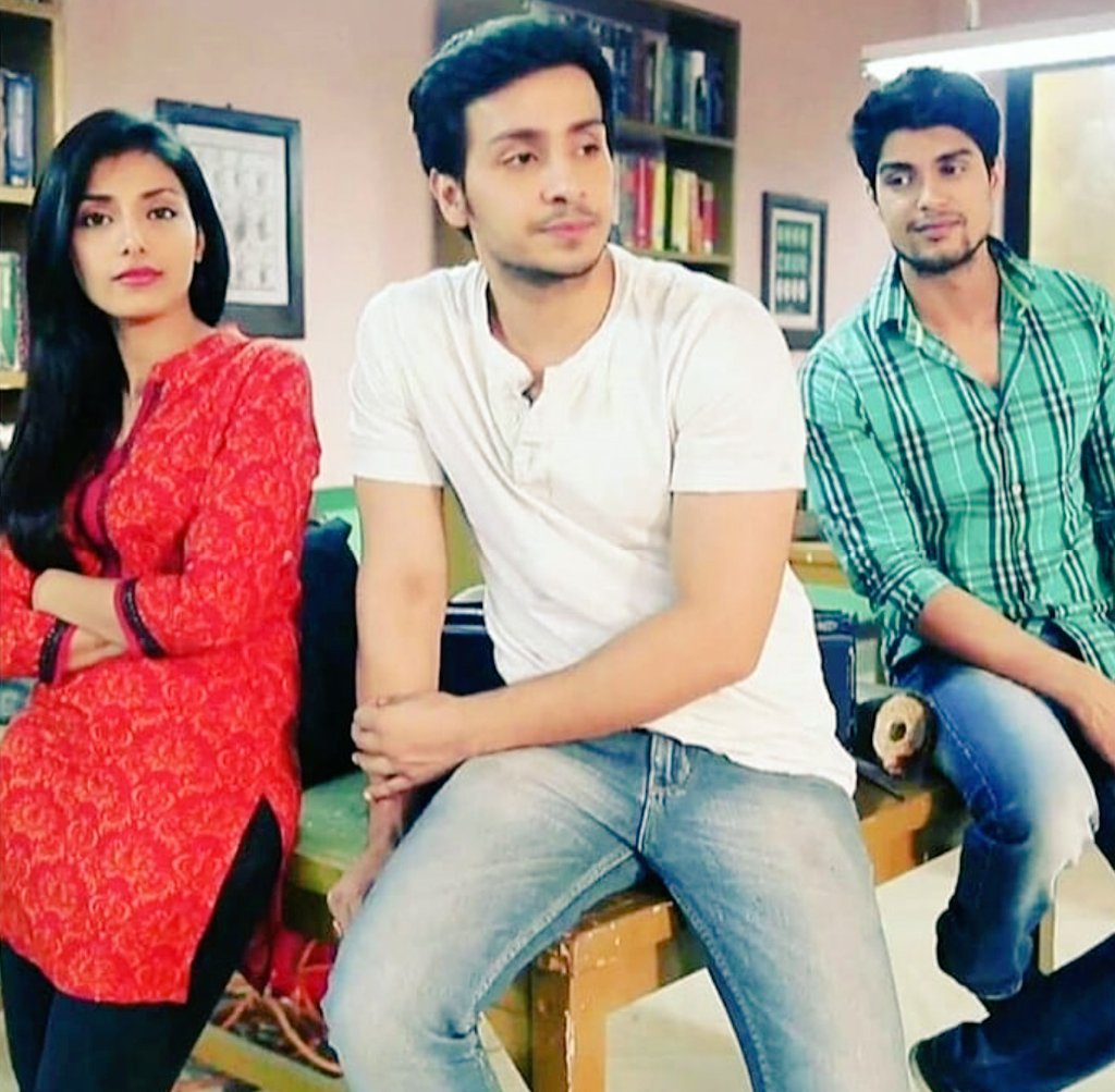 itsmeshwetaa_22's tweet photo. @kabitanaik29 tb tk k liye ......😂✋
Hum itne bhi gareeb nai ...ink re-union tk apne pitaare m se nikal k Dil lga skte hmlg inko dekh k achi khasi collection hai ha✋✋😂😂
Hamare Teen Dheet❤❤❤
Our golden Trioo...
#Parshanki #Parshkit #ankitgupta #paramsingh #harshitagaur https://t.co/fsDyyOs9tY
