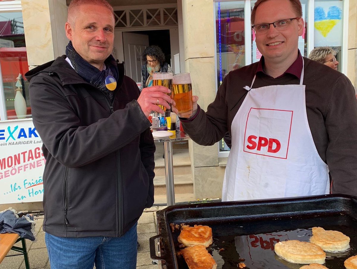 Dennis_Maelzer's tweet photo. Beim Frühlingsfest in #Horn habe ich wieder „Pickert for Peace“ gebrutzelt. Die Spenden gehen an die polnische Partnerstadt von Horn-Bad Meinberg, Bad Kudova, die derzeit sehr viele Geflüchtete aus der #Ukraine 🇺🇦 beherbergt. Fünf Schüsseln #Pickert haben wir am gebacken. https://t.co/0LNKKIZDuy