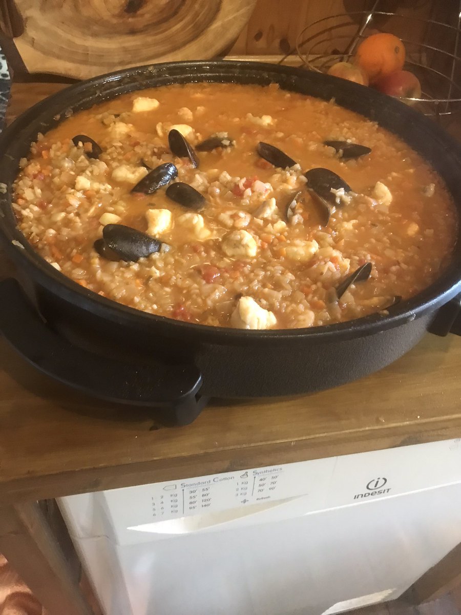Monkfish and shellfish paella for an early Easter dinner party.  👍😇 🇪🇸