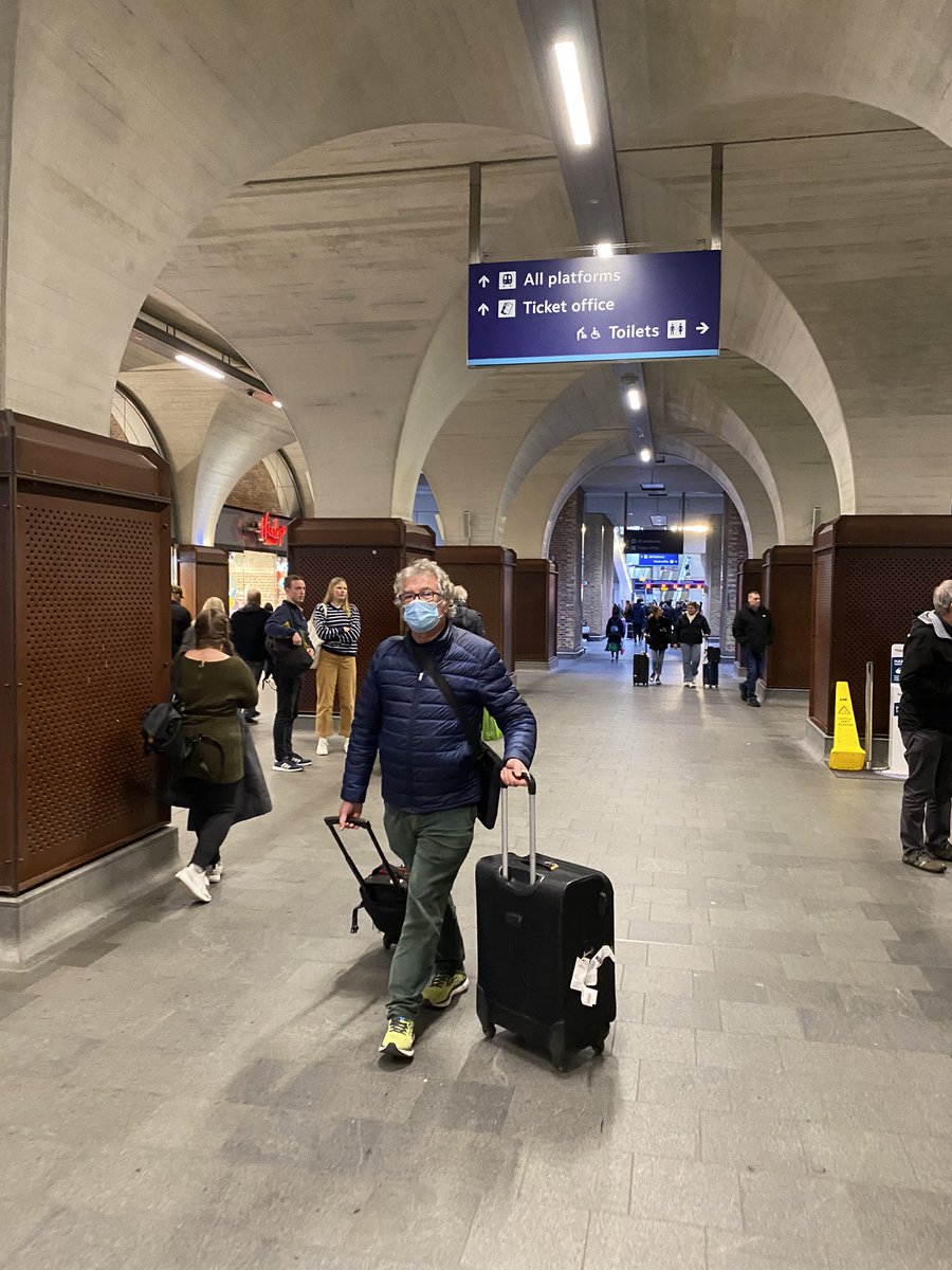 Mmoranrho's tweet photo. ¿Por qué otros lo complican todo? #oystercard es suficiente para moverte en #Londres por tierra mar y aire! Los otros, ya sabes,  “complícalo que algo queda” y “algo me queda” ¡ay #brithish! ” ☺️by @rhogroup @KISS (Keep it Simple, Stupid)o https://t.co/ZwYpreBkKx