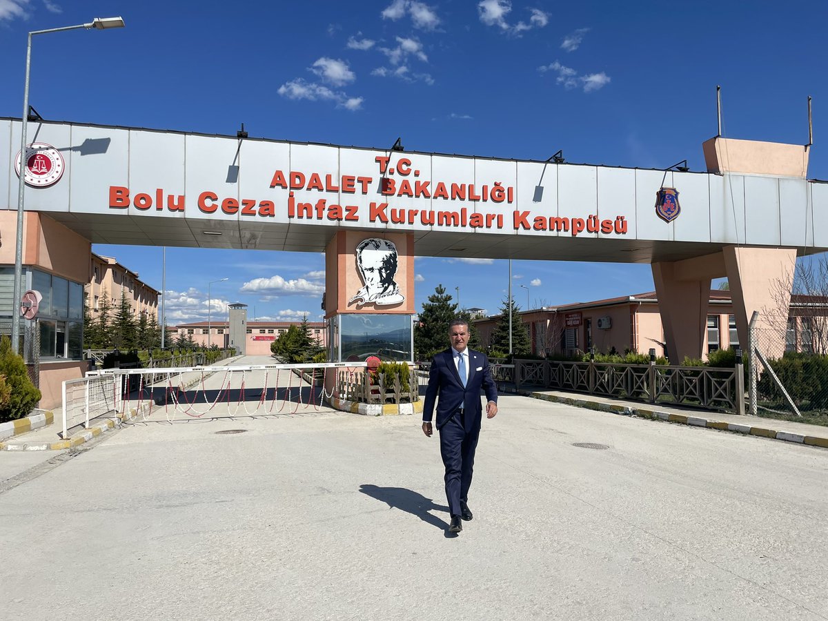 Toplum gergin, huzursuz, mutsuz, yüzler gülmüyor. Barışa, huzura ve toplumsal bir kucaklaşmaya ihtiyaç var. 
Gelin, kader mahkûmlarına bir şans verelim.