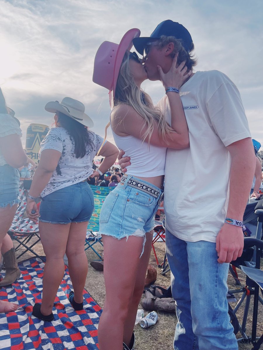 _alysssaaa16's tweet photo. good ass weekend #CountryThunderArizona https://t.co/FBOu1Hnsvo