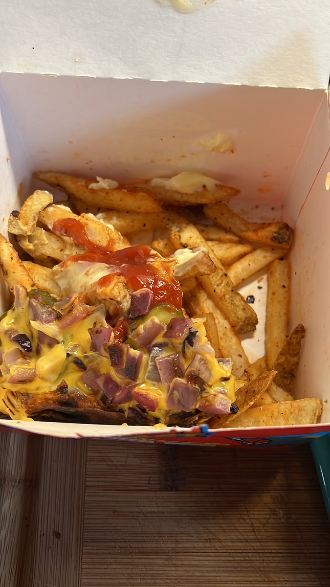 one2killyou's tweet photo. @MrBeastBurger ordered my first mr beast burger combo today. Apparently they forgot that means I’m suppose to get a burger with my fries. Not all my toppings on my fries and no burger. https://t.co/VAan5ZM6SM