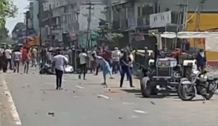 jihadwatchRS's tweet photo. India: Muslims stone Hindu religious procession, burn Hindu-owned vehicles https://t.co/6LmVhIKSCA https://t.co/QlwUJKlKDO