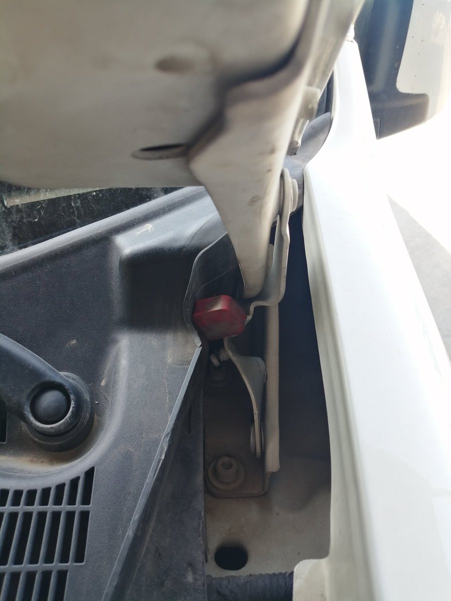 HalilHzn's tweet photo. @fiat @FIAT_TR Motor kaputuna konulan lattayın hamur gibi bir parça yamuk yumuk olmuş kaputu diremekten aciz bir sac parçası, değiştirsen motor kaputu işlem görmüş pozisyonu, değiştirmesen içler acısı. Ne gariptir ki Müşteriyi mağdur ettikleri kadar da çok satıyor maalesef https://t.co/A2qLcqTNIl