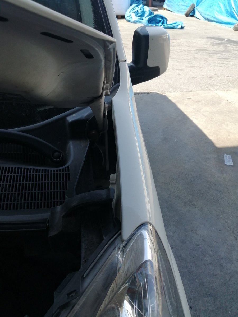 HalilHzn's tweet photo. @fiat @FIAT_TR Motor kaputuna konulan lattayın hamur gibi bir parça yamuk yumuk olmuş kaputu diremekten aciz bir sac parçası, değiştirsen motor kaputu işlem görmüş pozisyonu, değiştirmesen içler acısı. Ne gariptir ki Müşteriyi mağdur ettikleri kadar da çok satıyor maalesef https://t.co/A2qLcqTNIl