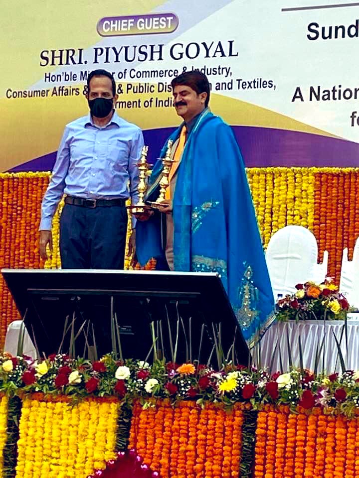 ChakrvarthiAVPS's tweet photo. Guest of honour felicitations before award ceremony at national awards for packaging excellence by school of packaging @siessop #packagingawards #ftcci #cii @printweekindia @inbahyderabad #SIESSOP #sies https://t.co/0eFk7iFhpE
