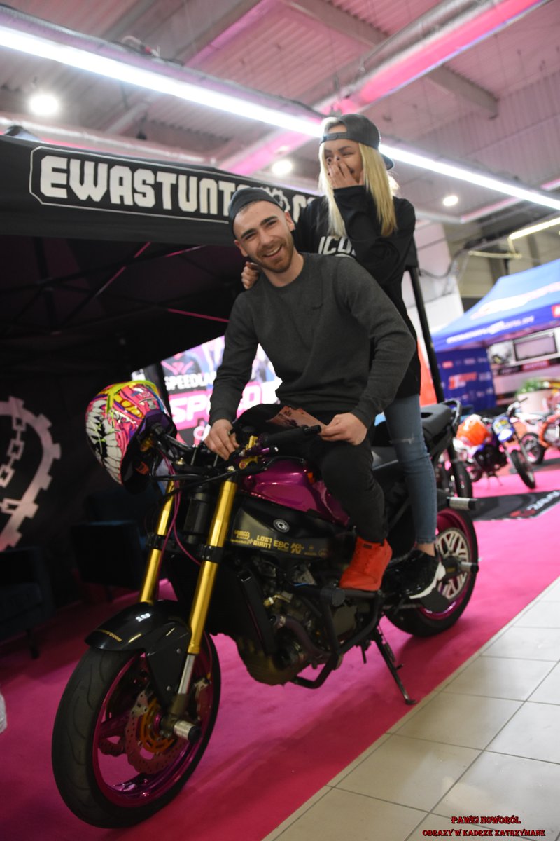Me trying to be serious and to look serious during the photo shoot 🙈😂 

#ewastunts #warsawmotorcycleshow #motogirl #girlmotorider #stuntbike #rideicon 
📸 <a href="/pnoworol/">Piotr Noworol</a>