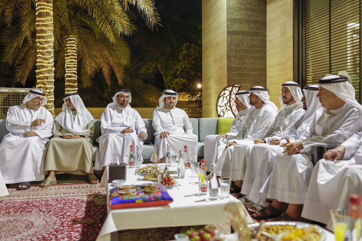 MaktoumMohammed's tweet photo. التقيت في مجلس الأخ هشام القاسم الرمضاني بعدد من الشيوخ والمسؤولين وأفراد المجتمع. وتبادلنا الحديث مع الجميع في الشؤون الاقتصادية والاجتماعية المختلفة. مجالسنا هي منصة لتلاقي الأفكار والرؤى وفهم الواقع. يريدنا الشيخ محمد بن راشد دائما بالقرب من المجتمع والناس، فنحن من الناس ولهم. https://t.co/GYPOvgzKYs