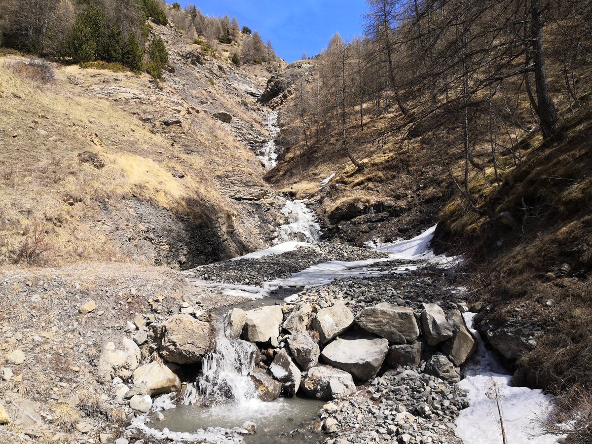 UnTourAutour's tweet photo. Probablement la dernière journée à la neige de la saison ! Du soleil, pas trop de vent, et une montée au col d'Allos à pied, par la route. Pas la meilleure rando car bitume, mais le point de vue était idéal ! 😁
#ValdAllos https://t.co/w0vs1qMIru