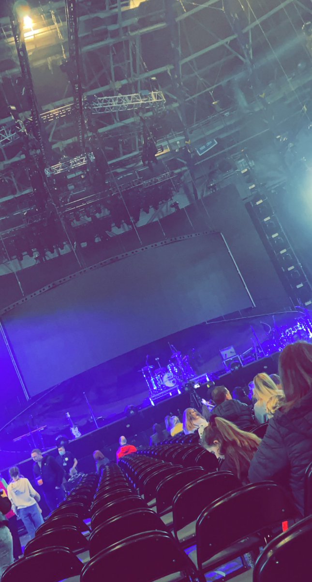 AccessLittleMix's tweet photo. 🚨| Os portões já foram abertos e o grupo Since September pode entrar a qualquer momento para abrir o show da #ConfettiTour hoje. https://t.co/HSiYy6U2rT
