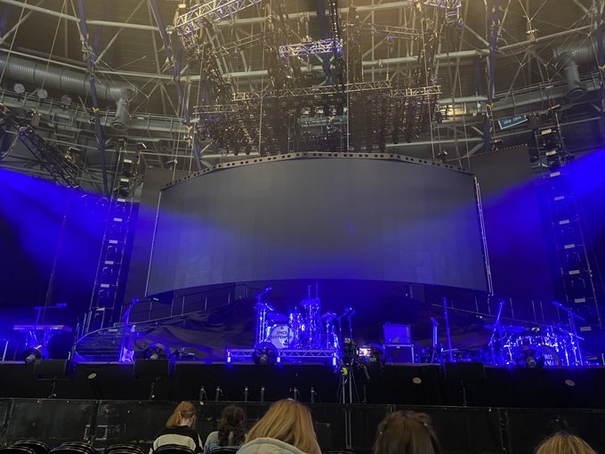 AccessLittleMix's tweet photo. 🚨| Os portões já foram abertos e o grupo Since September pode entrar a qualquer momento para abrir o show da #ConfettiTour hoje. https://t.co/HSiYy6U2rT