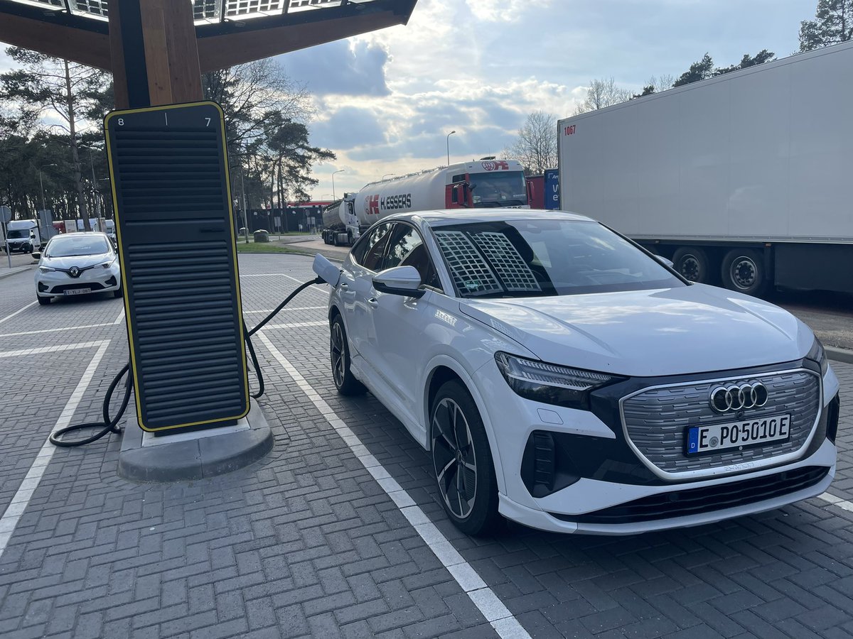 Peter04288437's tweet photo. Danke #fastned für die tolle und zuverlässige Tourbegleitung im #Audi #Elektromobilitaet https://t.co/pFTd12zpMj
