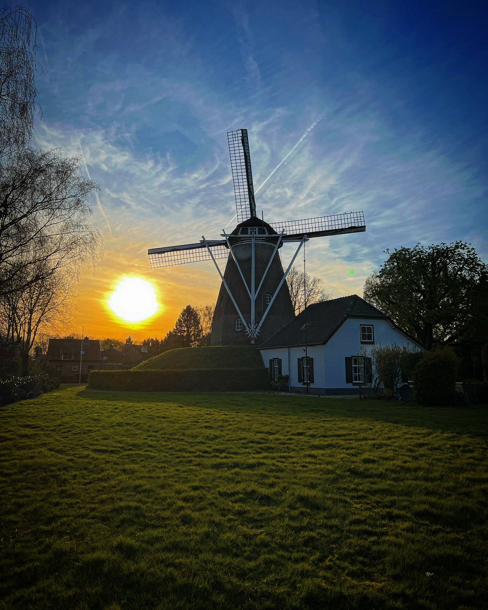 LauraXmas86's tweet photo. When the stars align and you get a chance at a good shot #Netherlands #windmill #sunset #lovephotography https://t.co/Rn0Mvrhbbk