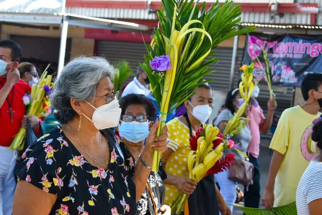 noticias4vision's tweet photo. A tempranas horas de este 10 de abril, en #Sonsonate se realizó la Procesión del Domingo de Ramos🌿 haciendo un recorrido que partió desde de la Ermita Veracruz hacia Catedral. #N4V
📸 Fotos cortesía. https://t.co/bfVUS6txgf