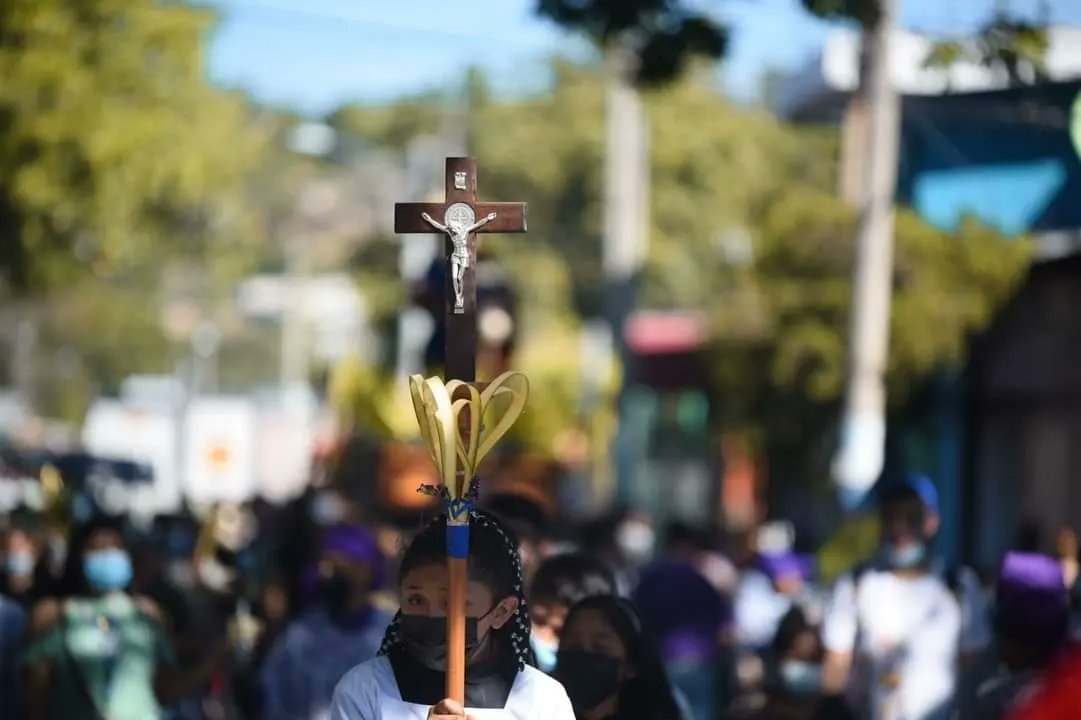 noticias4vision's tweet photo. A tempranas horas de este 10 de abril, en #Sonsonate se realizó la Procesión del Domingo de Ramos🌿 haciendo un recorrido que partió desde de la Ermita Veracruz hacia Catedral. #N4V
📸 Fotos cortesía. https://t.co/bfVUS6txgf