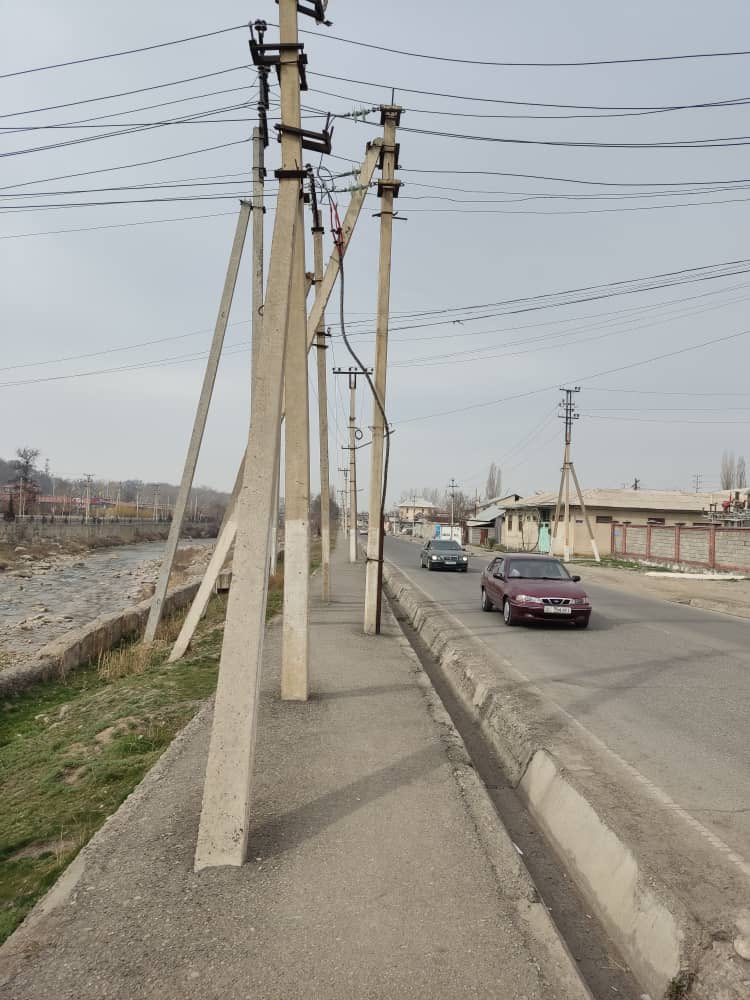 Кыргыздын гениалдуулугу - архитектуралык эрежелерди “э-ээнесин урайын” деп салганында болсо керек. (Ош. Тилеке баатыр көчөсү).