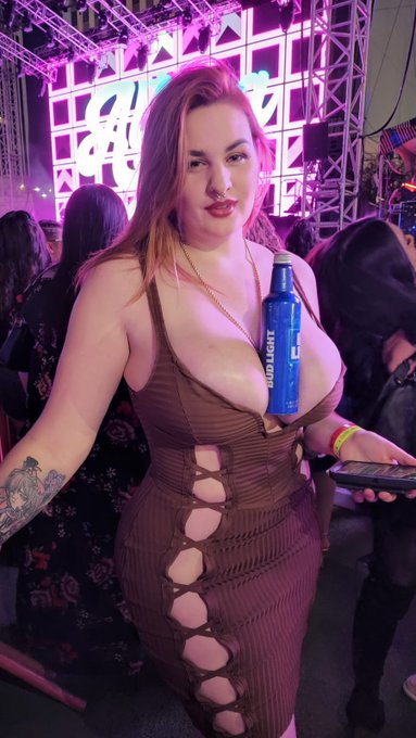 ?❤️ need me to hold your beer? https://t.co/Nsv6CcYkQW