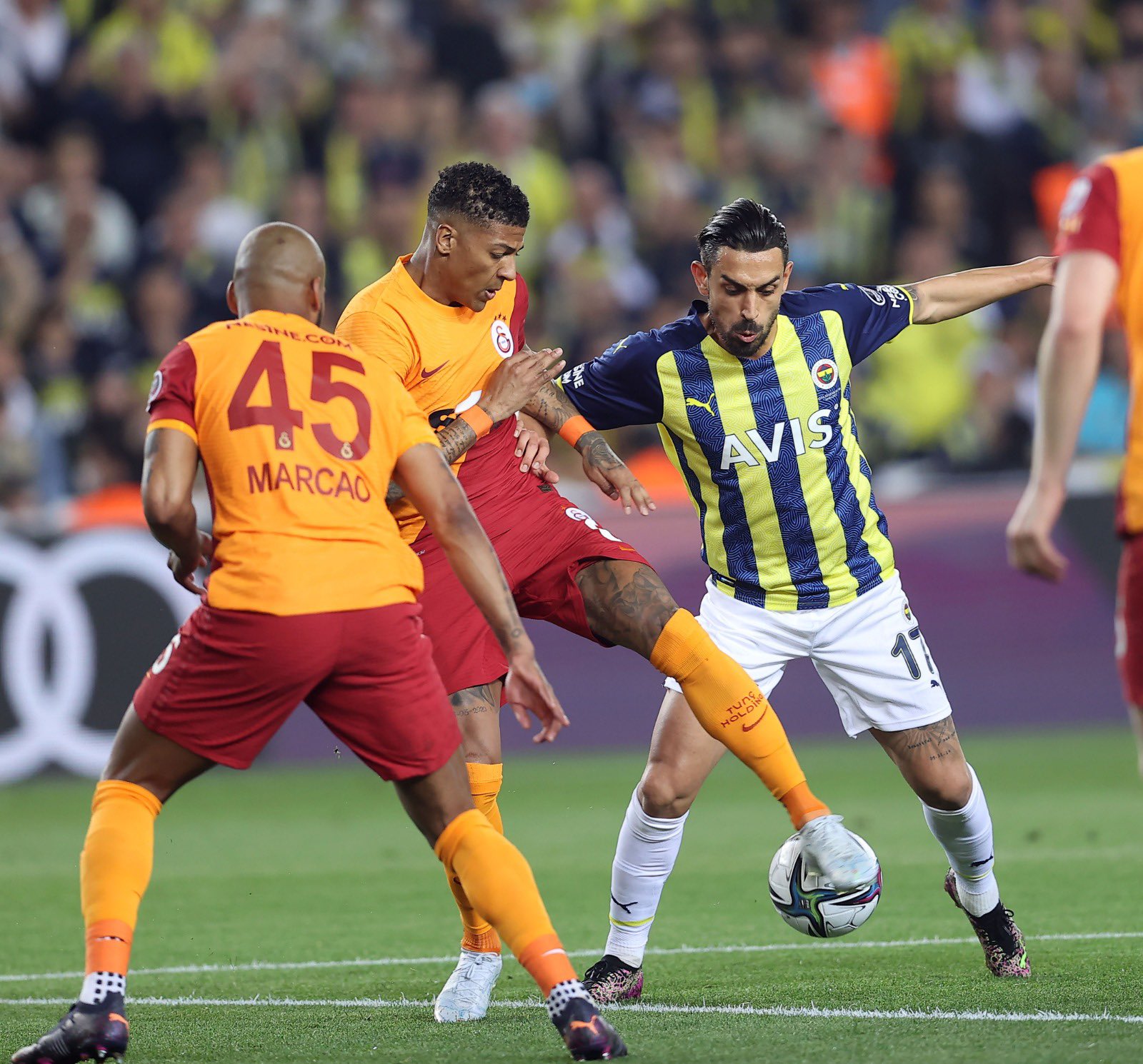 Fenerbahçe-Galatasaray maçında Van Aanholt ve İrfan Can arasında bir ikili mücadele