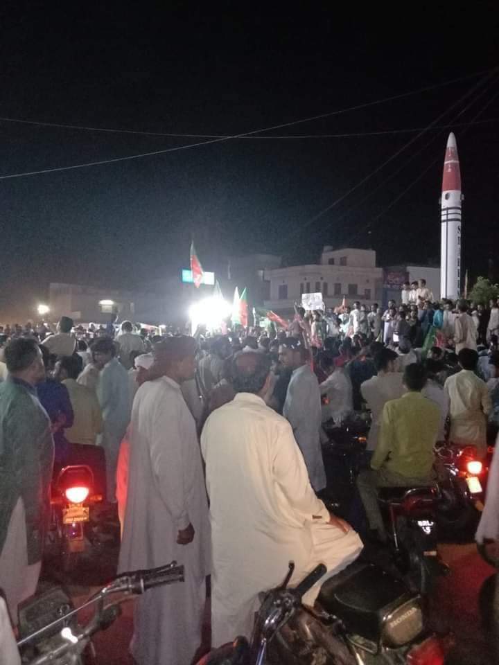Janoobwala's tweet photo. حاصلپور میں آج تک کبھی کسی جلسے جلوس میں خواتین اور بچوں کو نہیں دیکھا لیکن آج تاریخ رقم ہوگئی ہے
#NA1717
#PP248
#امپورٹڈ_حکومت_نامنظور https://t.co/CczK30uCNI