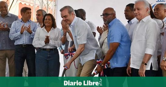 DiarioLibre's tweet photo. 📰|#ActualidadDL | Abinader da primer picazo para la construcción de cuartel en Sabana Perdida

🔗https://t.co/dM6kvM64lY

#DiarioLibre #LuisAbinader #GobiernoRD #CuartelPN #SabanaPerdida https://t.co/sThab9iIwf