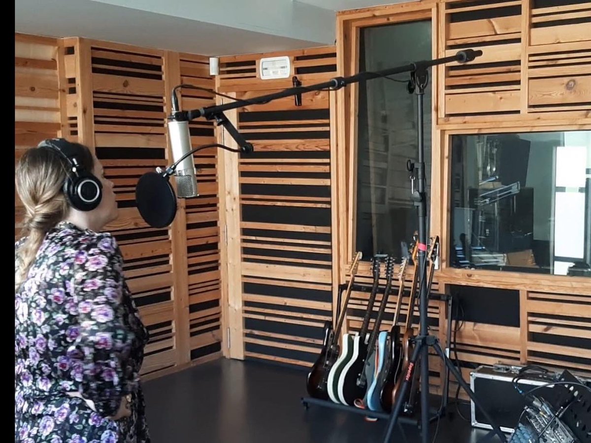🎙 Un placer compartir grabación de voces con Aitziber de #omago en <a href="/ElTigreStudios/">ElTigreStudios</a> de nuestro primer single #Libra que ya podeis escuchar en todas las plataformas digitales!

En nuestro perfil teneis el enlace a <a href="/SpotifySpain/">Spotify Spain</a>, pero tb estamos en <a href="/Bandcamp/">bandcamp</a> <a href="/youtube/">YouTube</a>, entre otras👇🏼