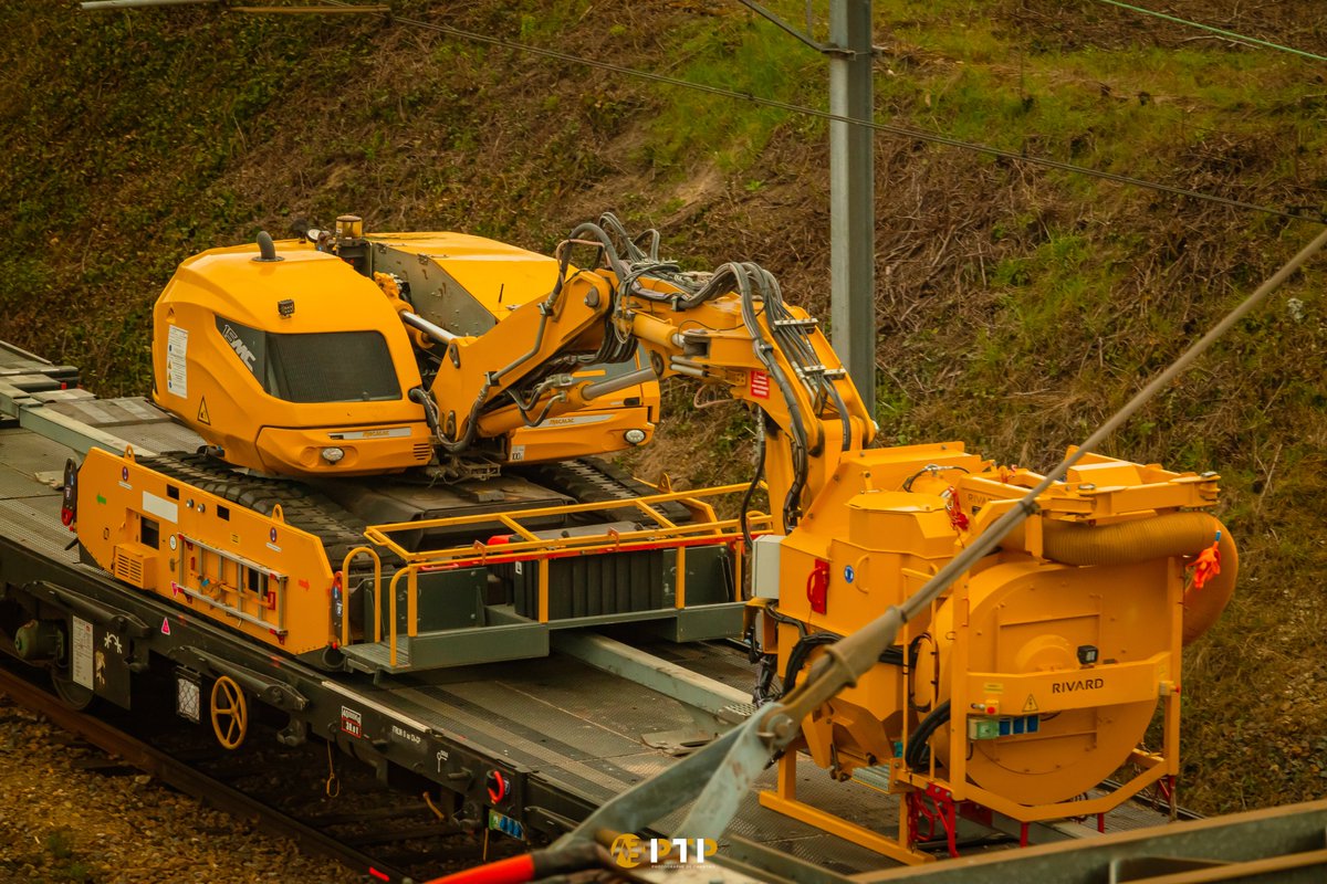 abpassiontp's tweet photo. Un train #TSO🚂 et ses wagons entraient en gare des Aubrais. #LeSaviez_Vous ? Cette rame peu commune est dite « Génie Civil », elle est dotée d'un équipement radiocommandé sur une base modifiée de midi-pelle 15MC, élaborée par #NOVIUM pour changer les poteaux caténaires 🧐 https://t.co/IvOB1O6b6F