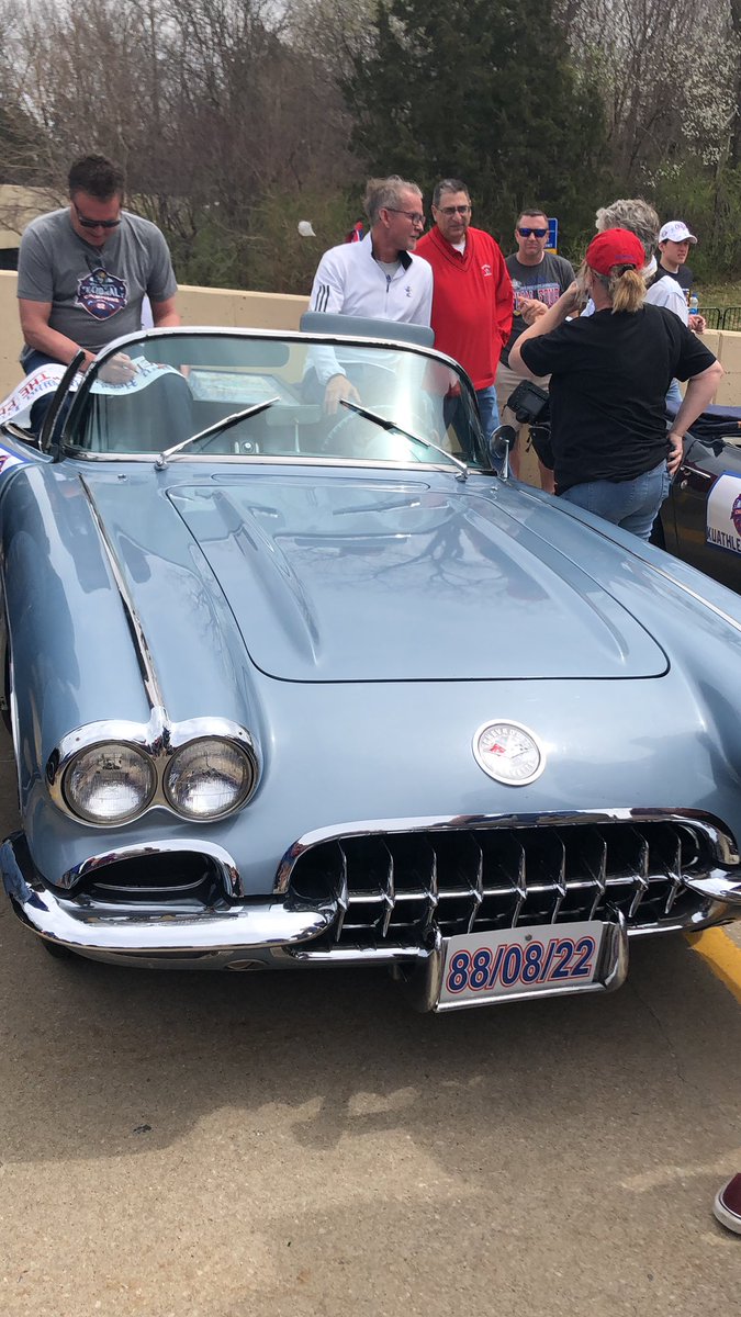 HaroldRKuntz3's tweet photo. Bill Self riding in the same car Larry Brown rode in in ‘88. #kubball https://t.co/j2vqrxjPKe
