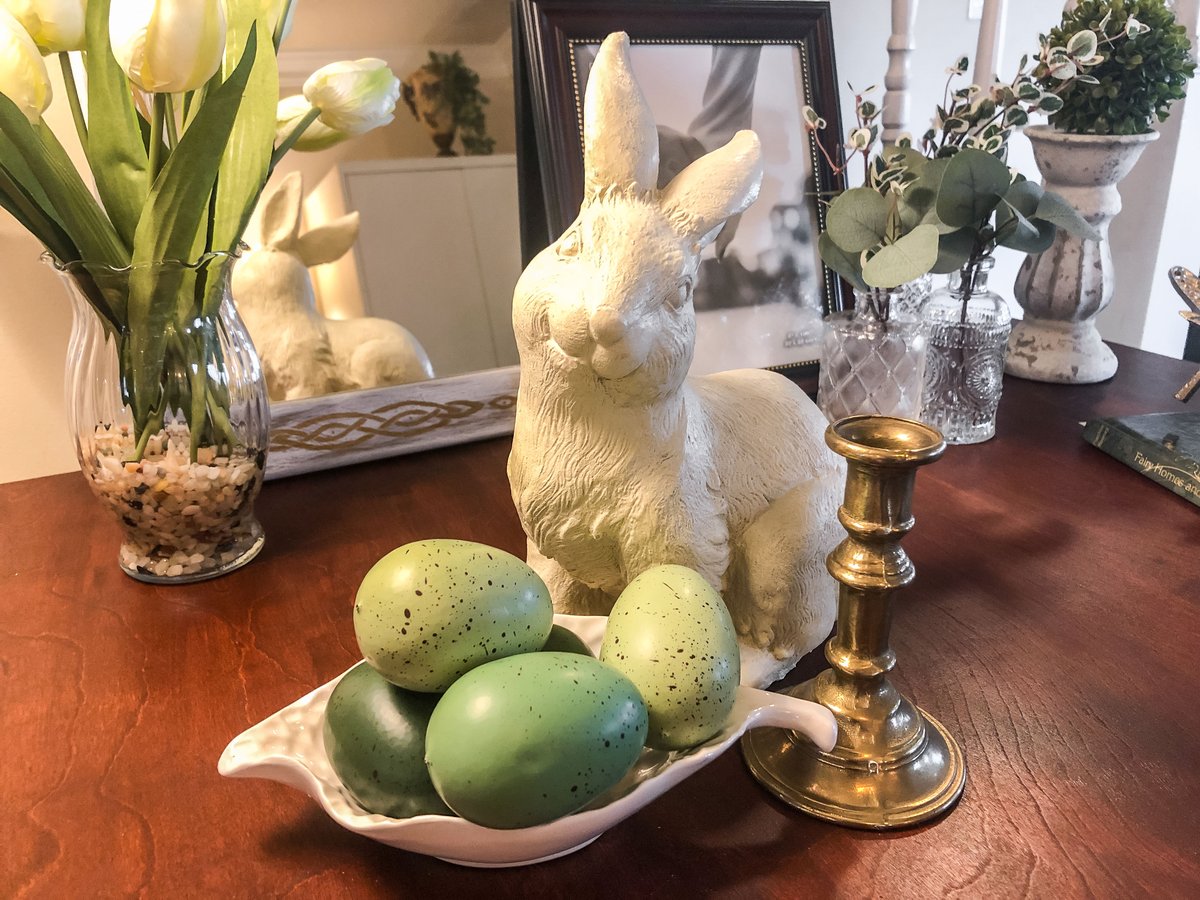 Today’s #homedecorblog offers a few #springdecortips--and a little #designinspiration--for creating your #springvignettes!
Photo by Diane M. Lilly, 2022.
disstudiodesigns.com/blog/eight-tip…

#springdecorideas #springdecorating #springdecorations #easterdecorations #disstudiodesigns