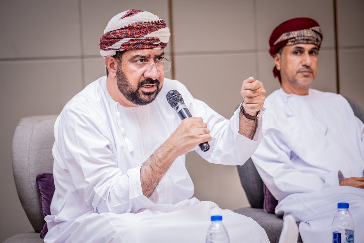 المعتز الهنائي محامٍ تحت التمرين: واجهتنا بعض الصعوبات والتحديات في بداية عملنا، والاستقرار من أهم تطلعاتنا العملية، ويقترح وجود لجنة للمحامين تحت التمرين.
والزدجالي يؤكد أن إدارة مهنة المحاماة يجب أن تكون من قبل المحامين أنفسهم، فيما يتعلق بجوانب تأهيل المحامين وتمكينهم.