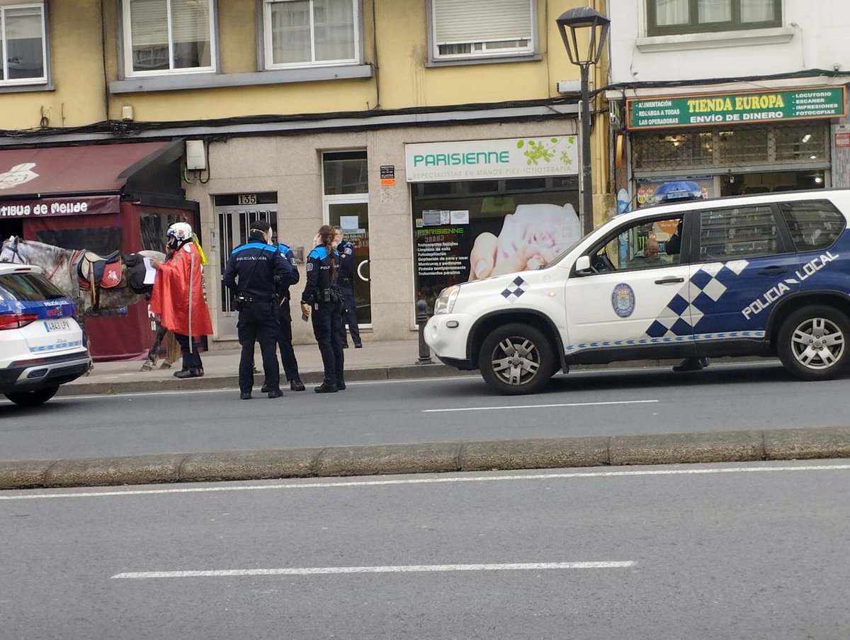 QAMB_SF's tweet photo. Pero, a ver, ¿a quién se le ocurre #aparcar su #vehículo en la acera? ¡No es normal! 
@os_mallos @OsMallosUnidos @vocescoruna @silcerino @EloyTP https://t.co/rusXlGyquL