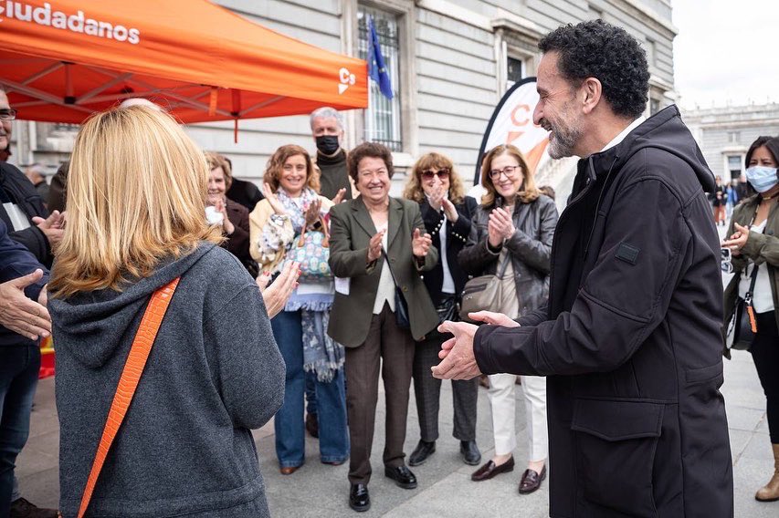 CiudadanosCs's tweet photo. Es un orgullo contar en Cs con personas comprometidas con la lucha por la libertad y la igualdad 🍊💪🏼

🇪🇸 Frente a los populismos y la inacción del bipartidismo, los liberales nos dejaremos la piel por hacer de España un país mejor.

📸 @BalEdmundo hoy junto a afiliados de Cs https://t.co/EJGkFtdjzX
