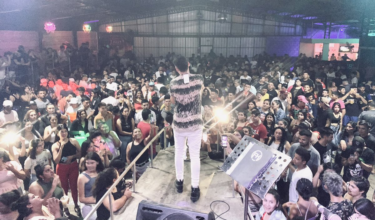 FedeHerreraOfi's tweet photo. Tremenda noche de #Sabado vivimos en una #GiraNacional única 💪🏻❤️

#ElParaiso
#QueEpoca
#Leales 

📸 @PhPablo4 

#FedeHerrera #Tour2022 https://t.co/UMpVv0yDB9
