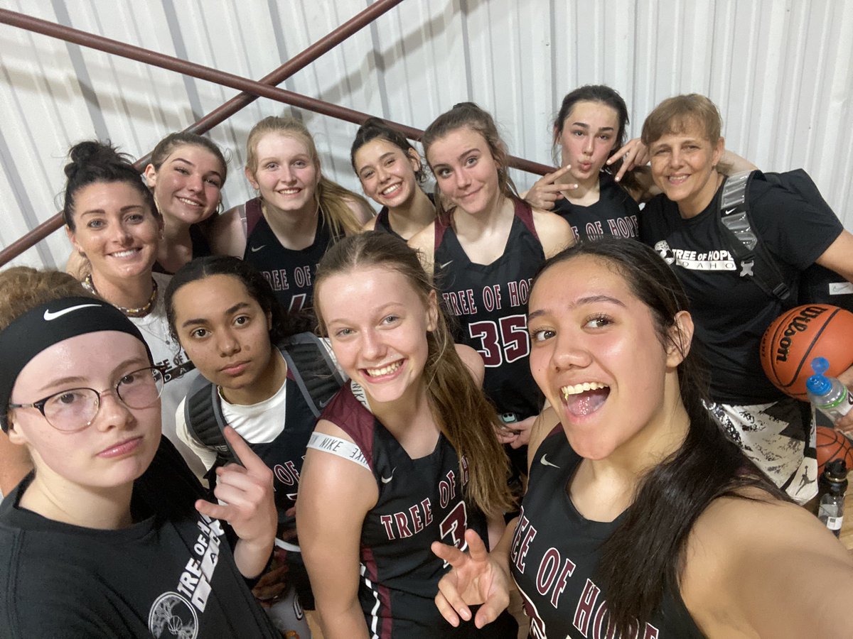 coachcandace22's tweet photo. Fun in Vegas with my 17U team 😎 https://t.co/OSXBXb3Bih