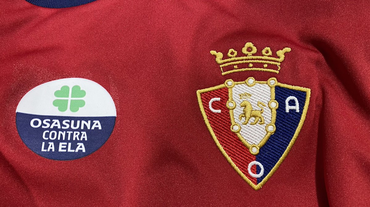 AndrsValent1's tweet photo. Gran homenaje del #CAOsasuna a Juan Carlos Unzué enfermo de ELA. Todo un ejemplo de como afrontar la enfermedad y de intentar cambiar su curso en el futuro. https://t.co/T5DqijHzBF