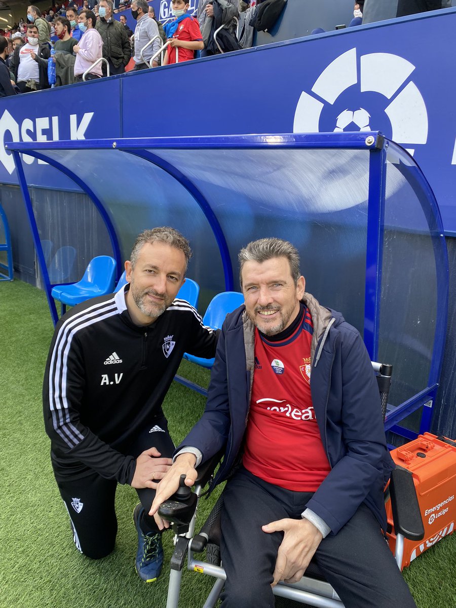 Gran homenaje del #CAOsasuna a Juan Carlos Unzué enfermo de ELA. Todo un ejemplo de como afrontar la enfermedad y de intentar cambiar su curso en el futuro.