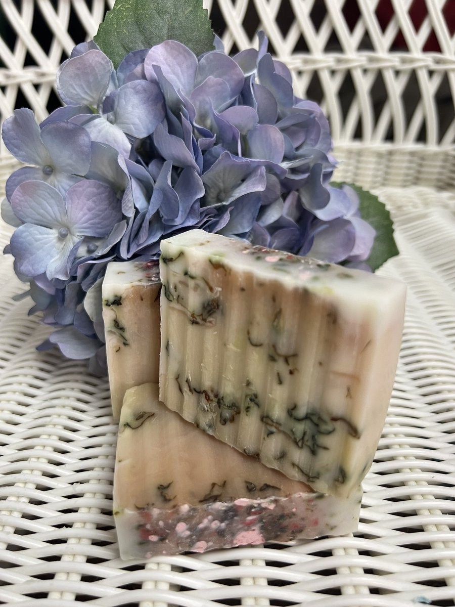 gentlenbare's tweet photo. NEW PRODUCT ALERT! 

Introducing our Rosemary Rose Body Bar!
This was a custom order so I made a ton so you guys can experience Rosé 😉

https://t.co/e7ImpcZQ65

#soapmaking #soapmaker #soapbars #soaps #soap #soapasmr #blackownedbusiness #soapcutting #smallbusinessowner https://t.co/A1nCaWanUv