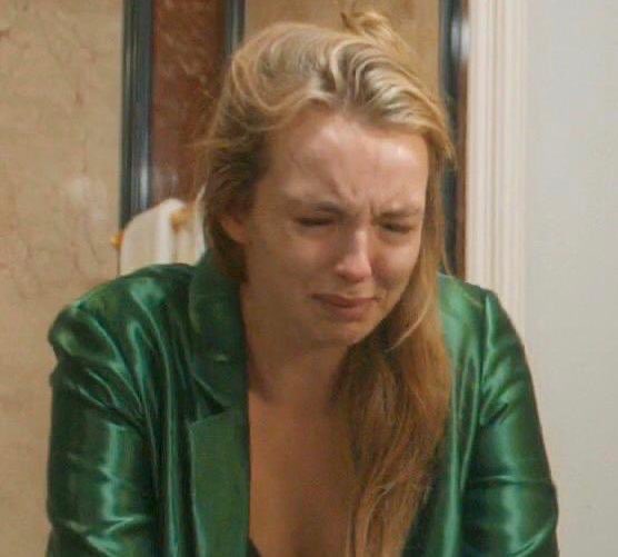 nevadojulia's tweet photo. literalmente fue de un pelo que villanelle no matase a carolyn en cuba y ahora estaria viva #killigeve https://t.co/7c76ZrYdxo