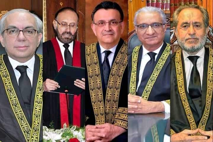 Real_Phatans's tweet photo. @MirMAKOfficial @ImranKhanPTI رات کے بارہ بجنے کو ہیں اے قاضی
عدالت لگا کہ یہ قوم بات نہیں مانتی
کہتی ہے غلامی منظور نہیں اس کو
بیرونی آقا کے حکم کی قیمت نہیں جانتی
عدالت لگا اور توہین عدالت لگا سب پر
کیونکر ہے یہ غیرت کو پہچانتی!
کیسے یہ غلامی کو نہیں ہے مانتی! https://t.co/HG6gKONgtT