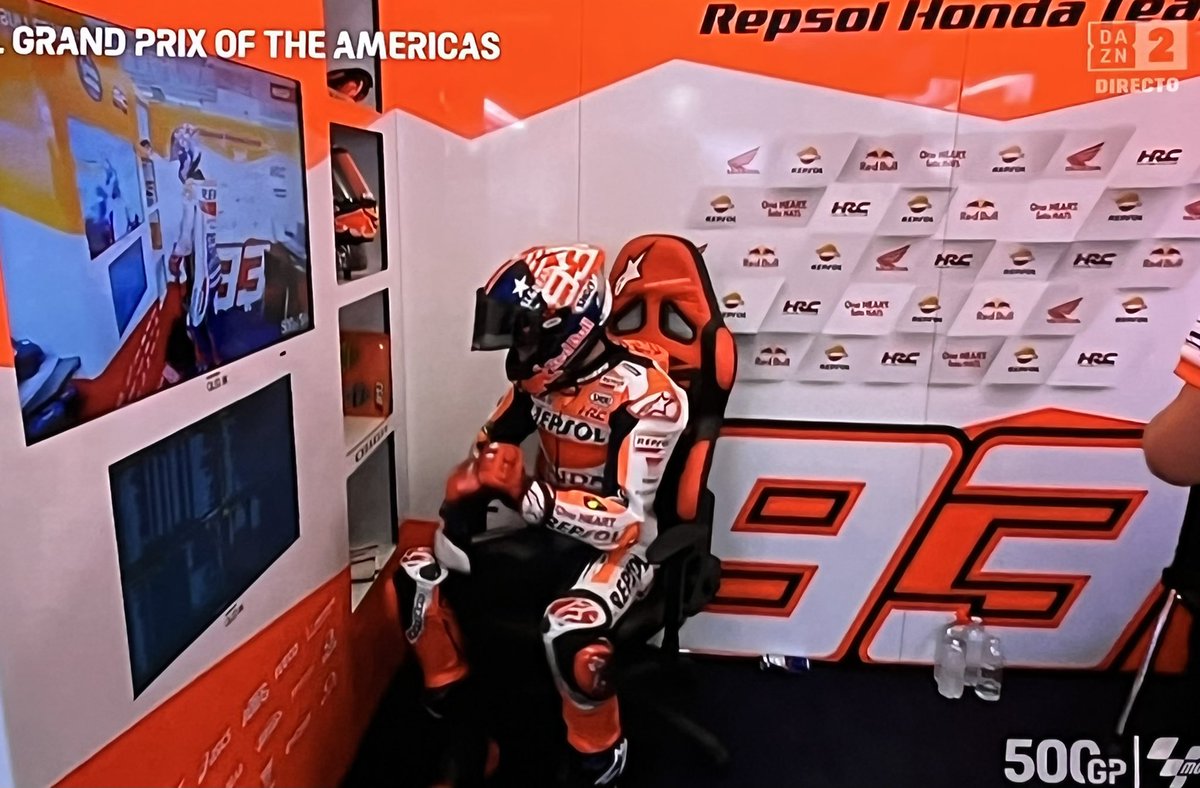 jdpmad's tweet photo. Que piloto, que manera de no rendirse jamas. Vienes de lo que vienes, se te para la moto en la salida, te quedas último, y lejos de conformarse hace una remontada brutal hasta el sexto. Si buscaba confianza sin duda la ha encontrado. 
Grande Marc, grande 🙌🏻💪🏻 https://t.co/hz6v6XN4q6