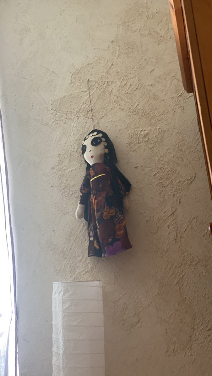 tomb_stone99's tweet photo. Seriously HATE this Airbnb decor https://t.co/5JyqNN0OPZ