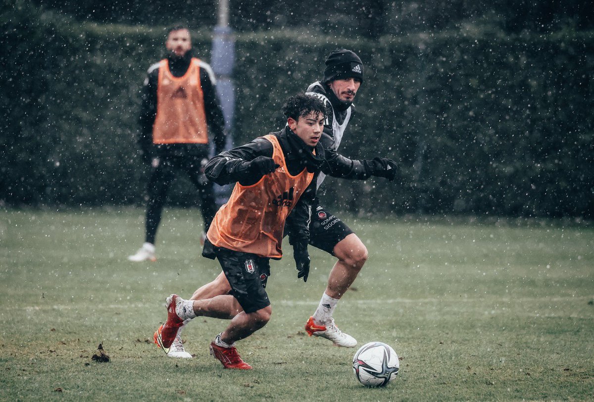 cbilgic20's tweet photo. 4 yıldır akademisinde formasını gururla,onurla giydiğim Beşiktaş Jimnastik Kulübü ile 3 yıllık profesyonel sözleşme imzaladım. Bu süreçte yanımda olup bana destek olan aileme,tüm hocalarıma,kulüp personellerine ve emeği geçen herkese çok teşekkür ederim.🦅🦅 https://t.co/KSAukAgEoy