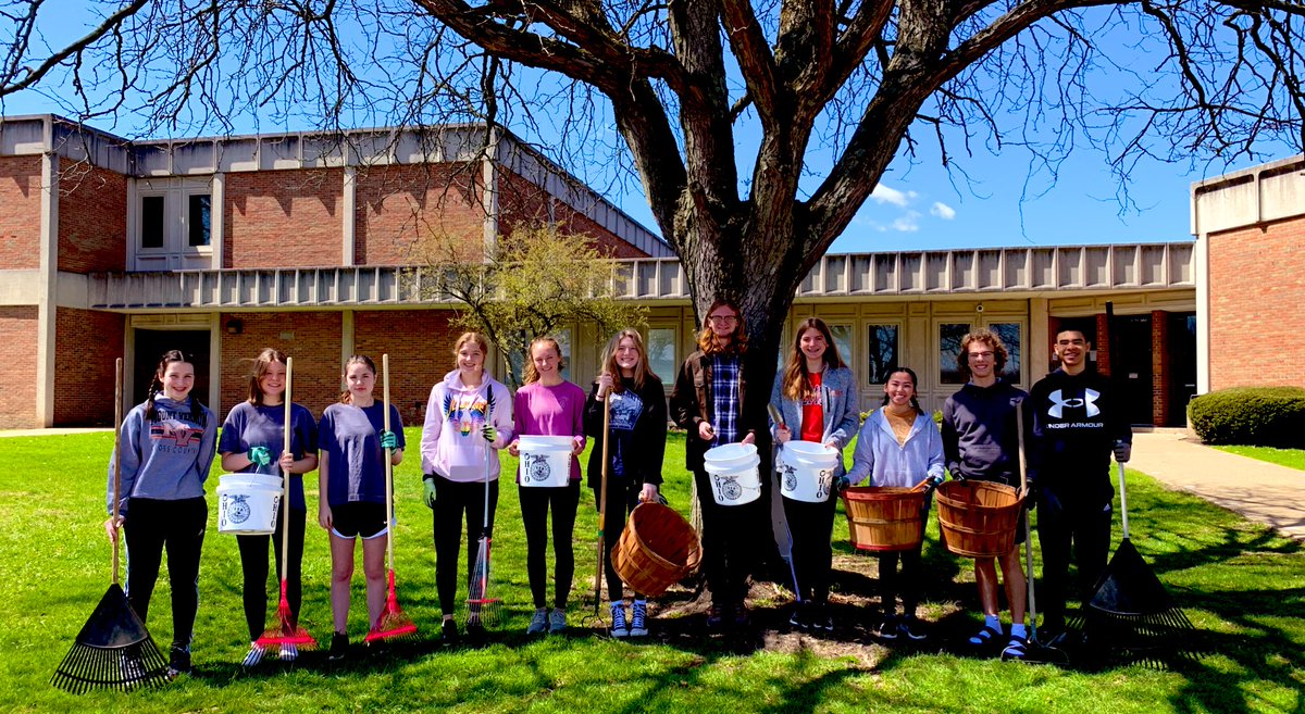 Keaton_EngTeach's tweet photo. @JacketsMvhs @MVHSKeyClub did an amazing job tidying up their landscaping contribution of last summer. I ❤️ them and their service hearts to pieces! @mrC_MVHS @JacketJournalMV https://t.co/4BP0bA715M