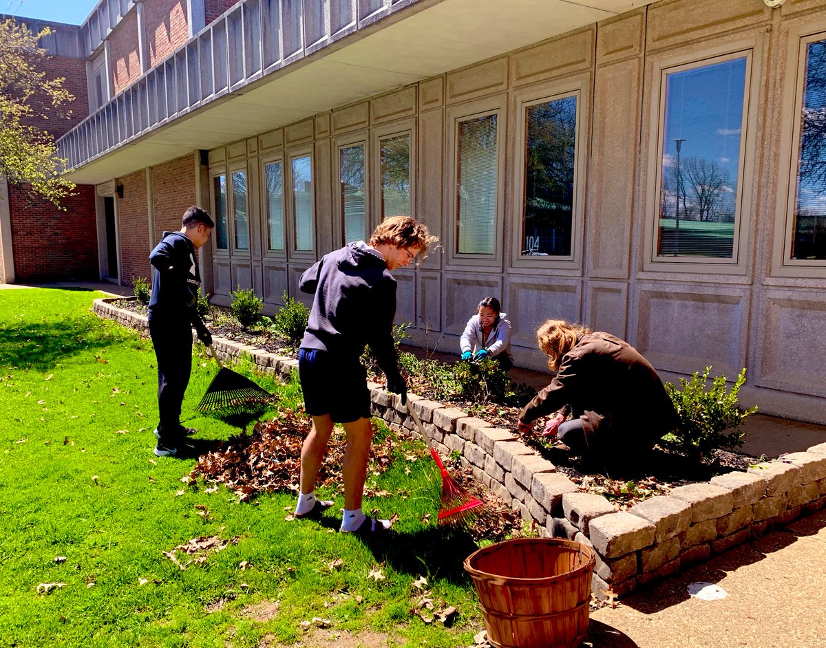 Keaton_EngTeach's tweet photo. @JacketsMvhs @MVHSKeyClub did an amazing job tidying up their landscaping contribution of last summer. I ❤️ them and their service hearts to pieces! @mrC_MVHS @JacketJournalMV https://t.co/4BP0bA715M