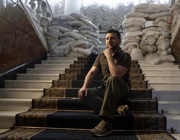 Ok. Ok. Que no tiene nada de malo extrañar su profesión de actor.
Pero Mr. #Zelensky, allá afuera de ese palacio hay gente muriendo.
Muriendo de verdad! Que esto no es cine. 
No es una escena de esas que solía montar!  O si? Mr. Zelenski?