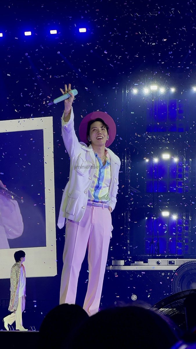 jiminiereset's tweet photo. fave hobi pics i took 💜 #PTD_ON_STAGE_LV https://t.co/ovpZfrSGUI