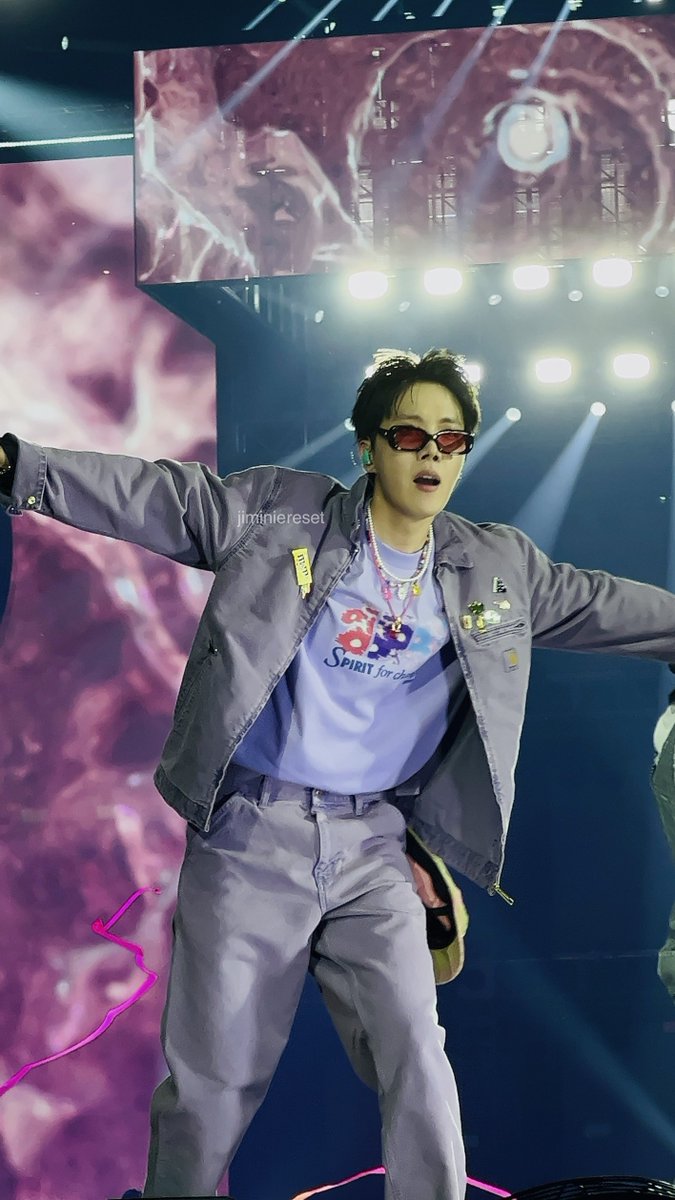 jiminiereset's tweet photo. fave hobi pics i took 💜 #PTD_ON_STAGE_LV https://t.co/ovpZfrSGUI